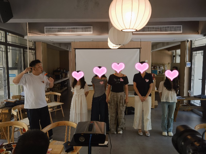8采访女生.jpg